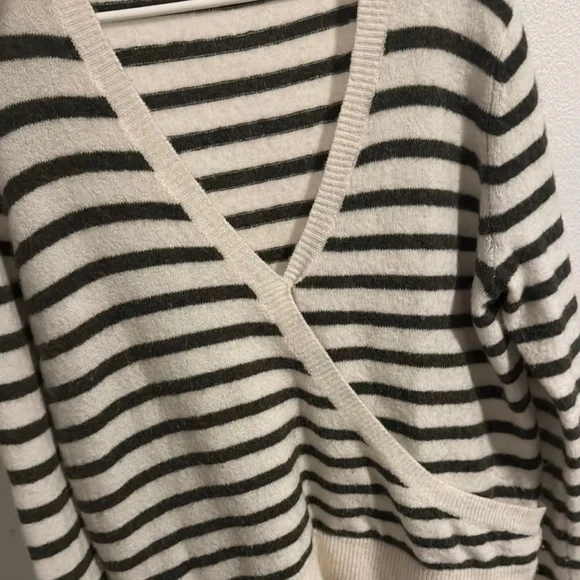 Madewell Black and White V-Neck Sweater - Picture 4 of 5
